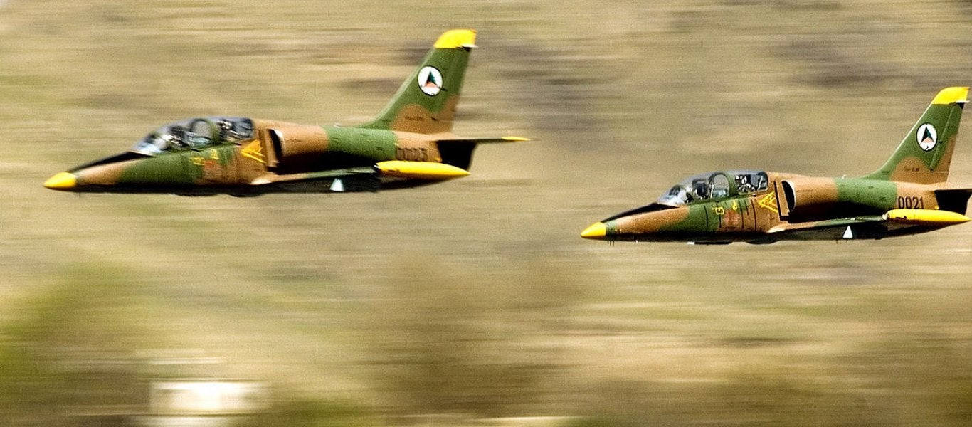 Σκληρές εικόνες: Iσλαμιστές αντάρτες έκοψαν το λαιμό Σύρου πιλότου! (βίντεο)